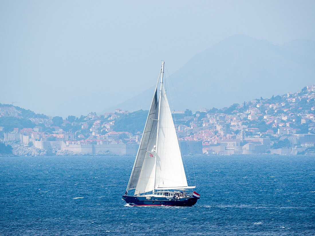 Seegelboot im blauen Meer vor der Küste Dalmatiens bei schönem Wetter