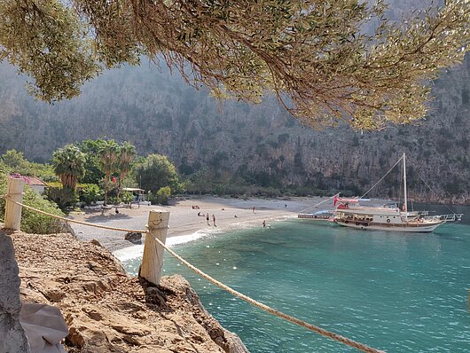 Bucht vor Fethiye mit Segelyacht bei schönem Wetter