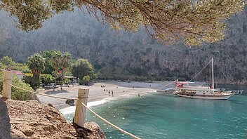 Bucht vor Fethiye mit Segelyacht bei schönem Wetter