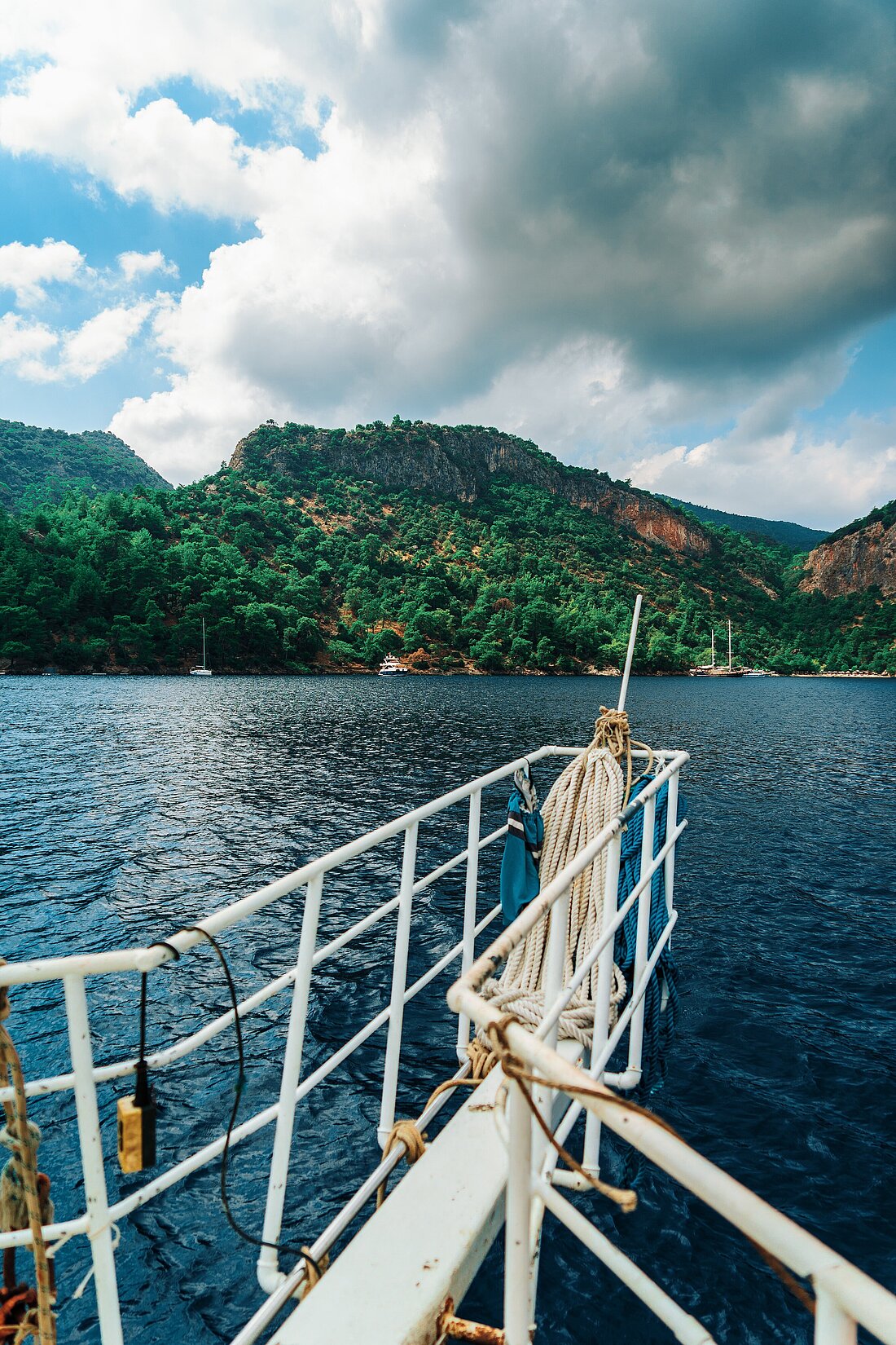 Bug einer Yacht vor der schönen Landschaft vor Fethiye und blauem Meer