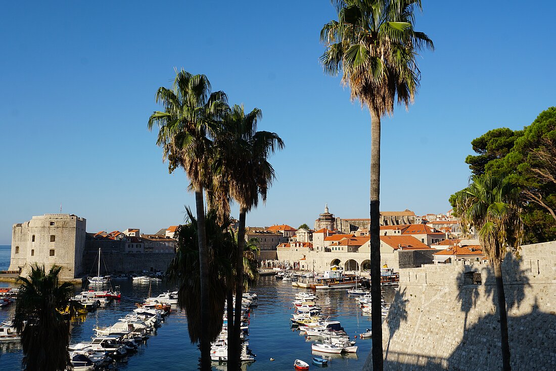 Blick von der Altstadt Dubrovniks auf Hafen mit Segelyachten und Motorbooten