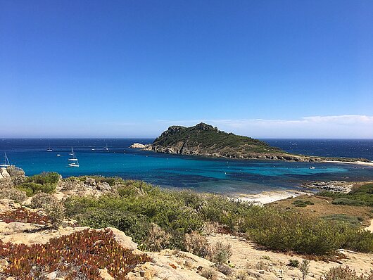 Strand vor Cap Taillat in Südfrankreich bei sonnigem Wetter