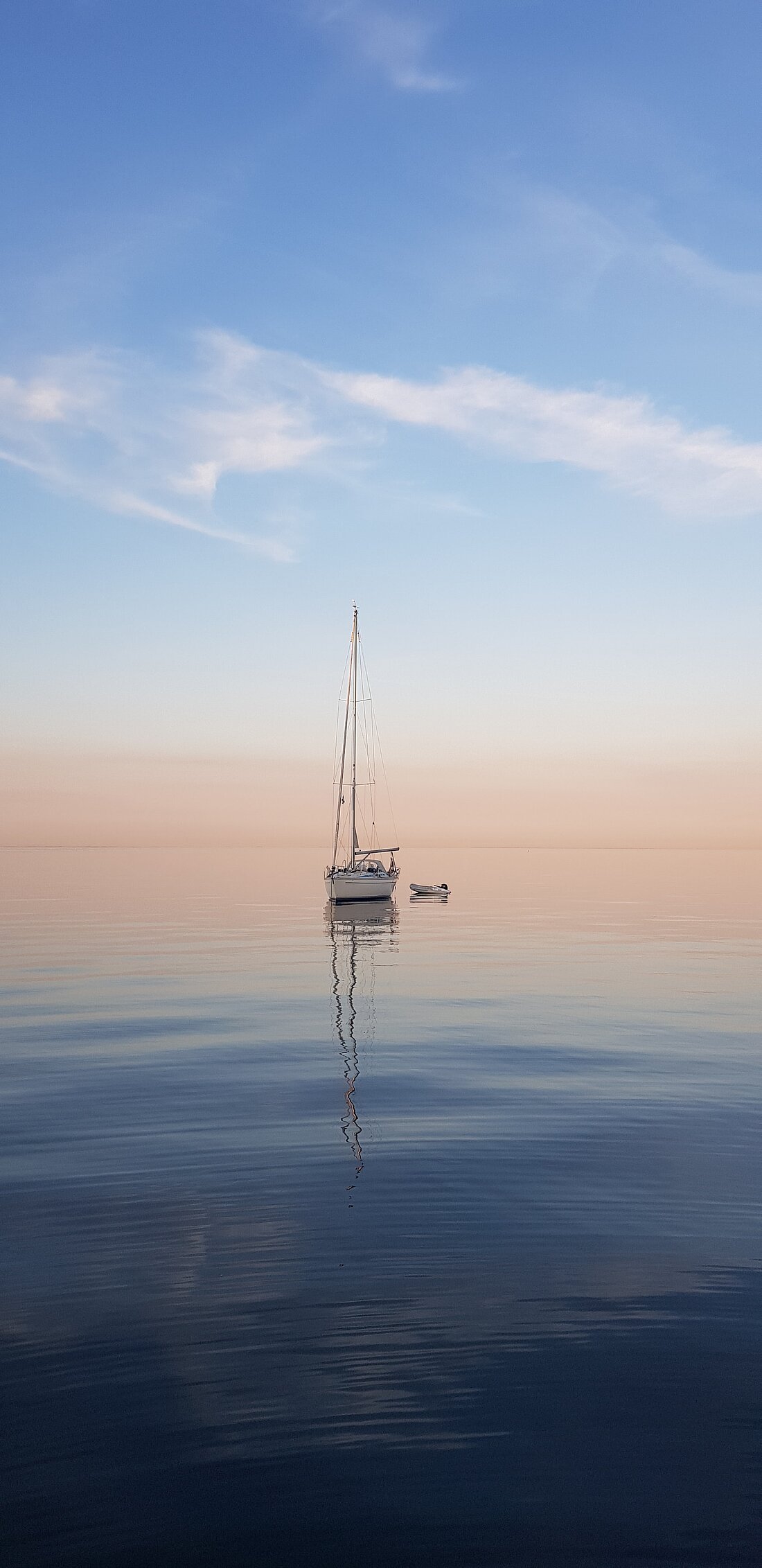 Segelboot auf der Ostsee im romantischen Morgenlicht