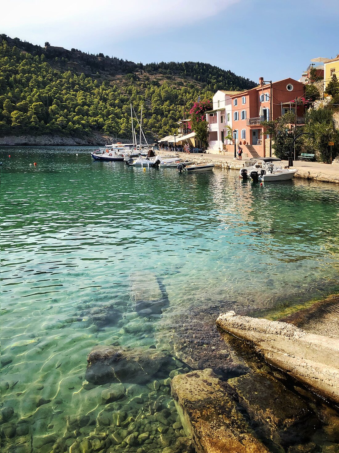 Blick von Segelyacht auf den Hafen von Assos im Ionischen Meer