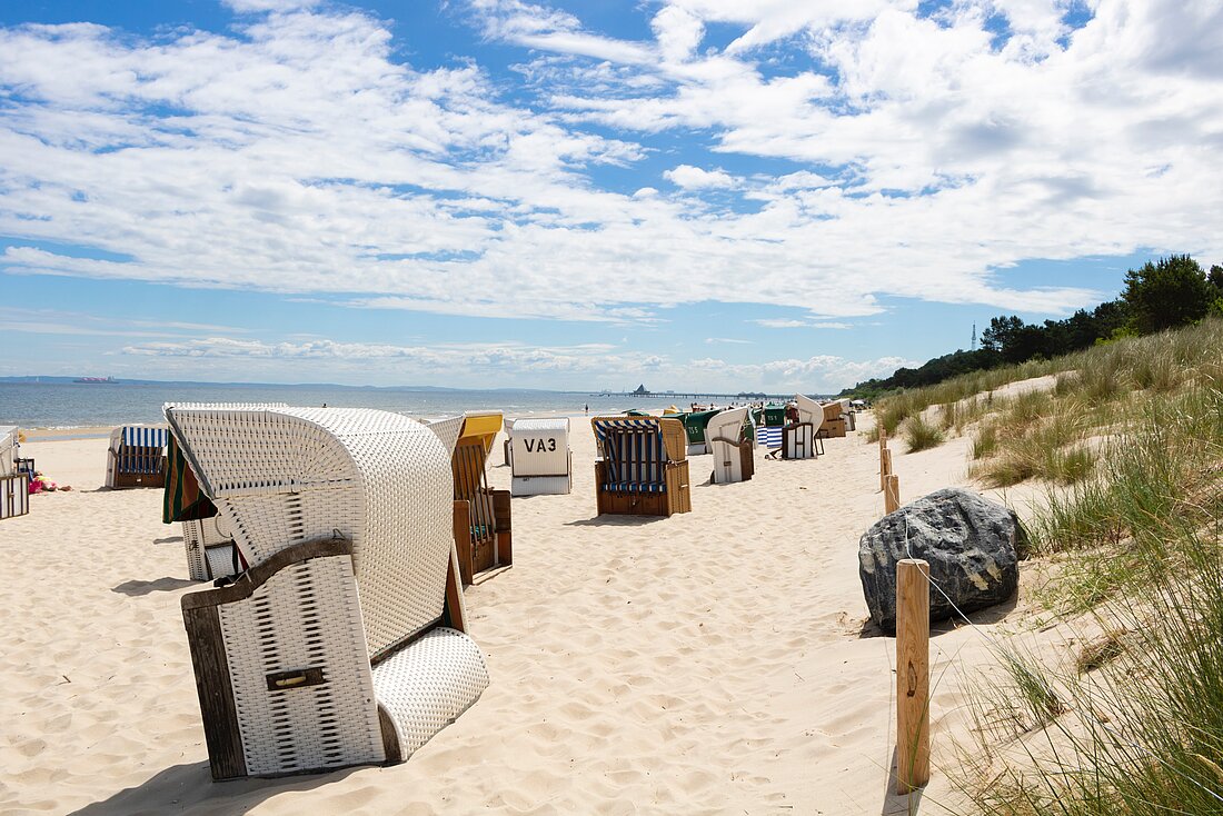 Blick auf einen Strandkorb an einem Ostseestrand