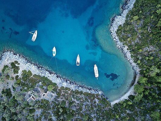 Blick auf Segelyachten vor Bodrum von oben