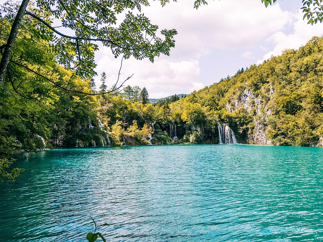 grĂĽne, naturbelassene Buchten im Nationalpark und strahlend blaues Wasser