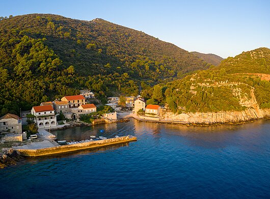 Blick auf die verschlafene Küste vor Mljet und einige ankernde Boote
