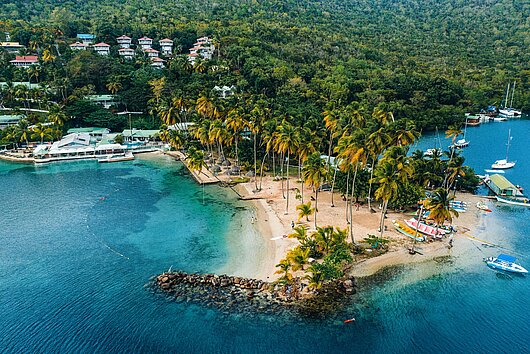 Blick von oben auf Marigot Bay im Segelrevier Karibik