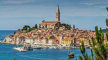 Altstadt von Rovinj Altstadt und Hafen von Rovinj mit altem Segelschiff