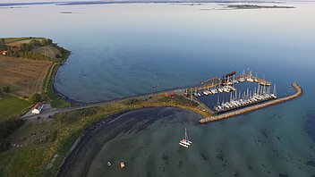 Hafen in der dänischen Südsee Kleiner Yachthafen auf einer der Inseln in der dänischen Südsee