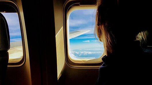 Blick aus dem Flugzeugfenster auf die Kornaten und strahlend blaues Meer