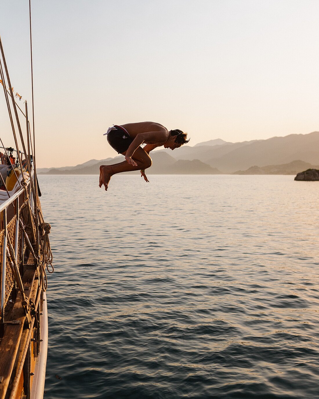 Sprung vom Segelboot vor der türkischen Küste