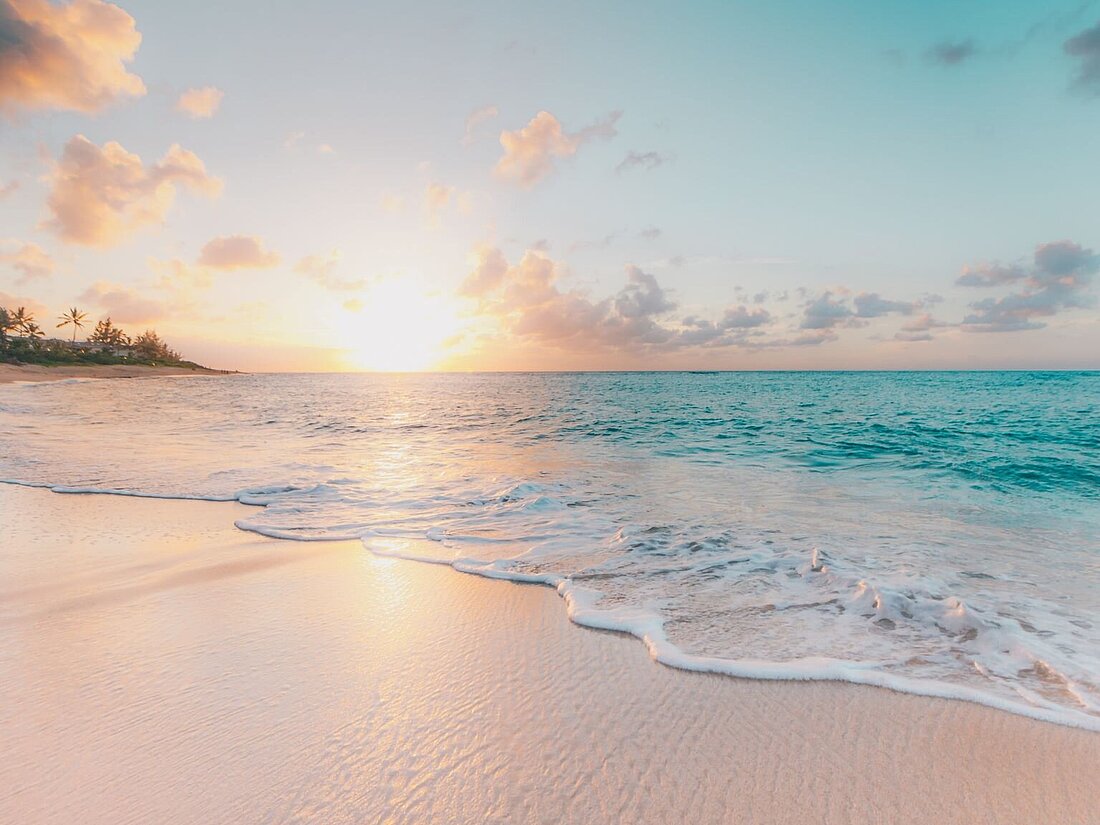 weißer Sandstrand und türkises Meer mit Gischt bei Nachmittagssonne vor Guadeloupe  weißer Sandstrand und türkises Meer mit Gischt bei Nachmittagssonne vor Guadeloupe