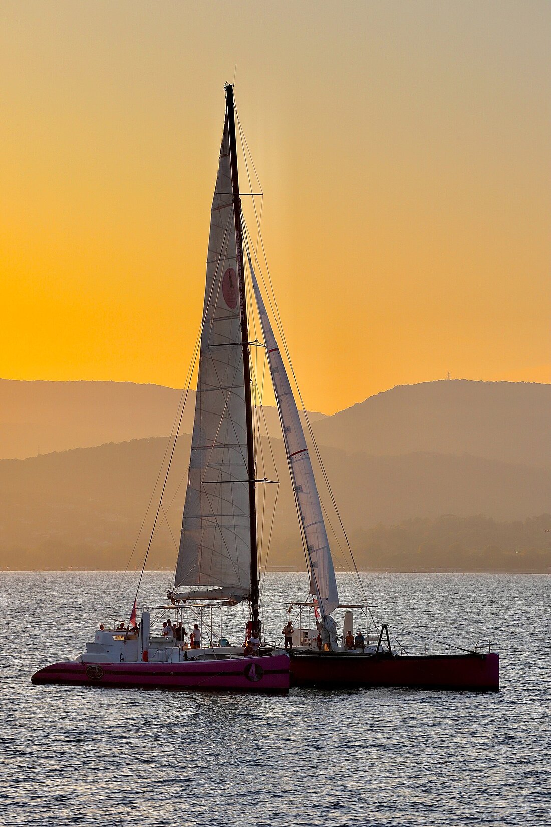 Katamaran vor der Küste St. Tropez im Segelrevier Côte d'Azur