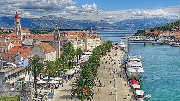 Altstadt und Hafen von Trogir Altstadt von Trogir mit Motoryacht und Blick Richtung Split