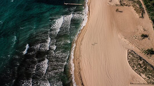 Blick von oben auf Plage de Pampelonne an der Côte d'Azur