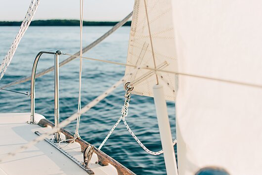 Blick vom Segelboot auf klares, blaues Wasser vor dem Segelparadies Mallorca