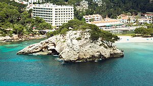 spanische Badebucht Cala Galdana, Menorca