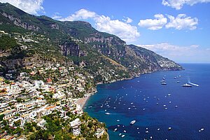 Blick auf die Bucht von Positano, auf der linken Seite die Ortschaft, auf der rechten Seite das Meer mit vielen Booten