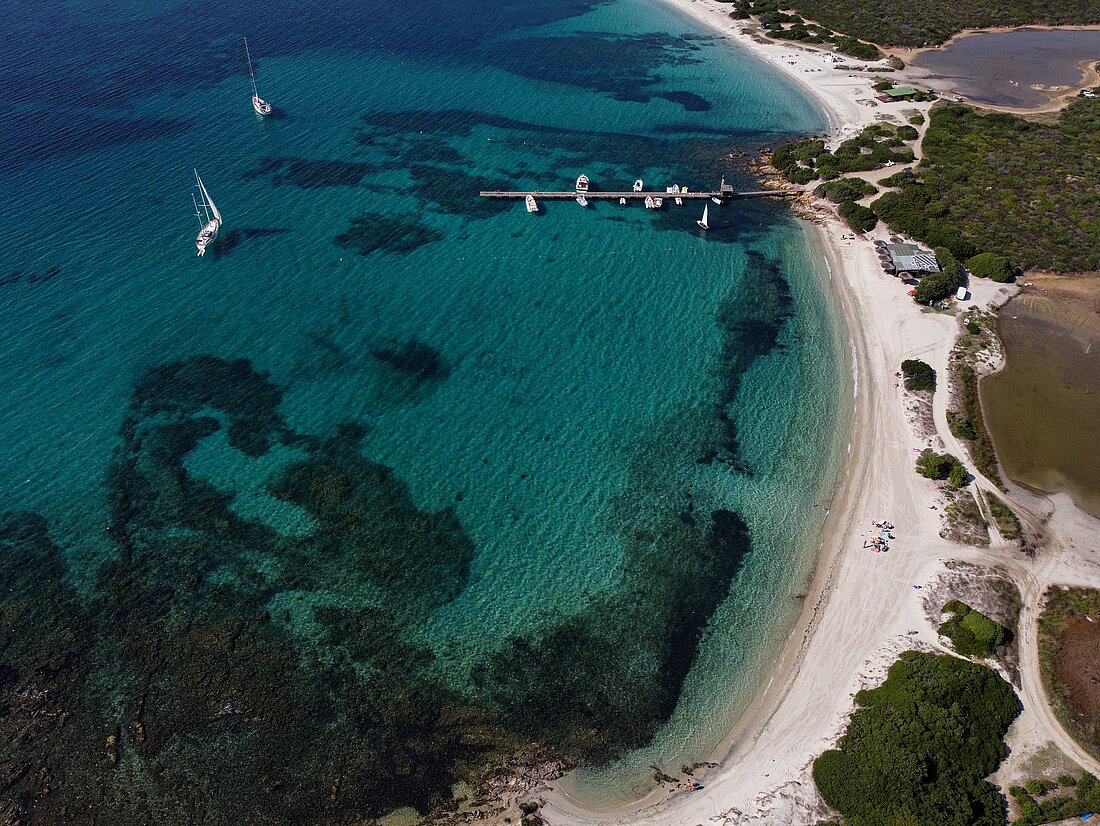 Blick von oben auf die Küste bei Costa Smeralda und Yachten im türkisen Wasser