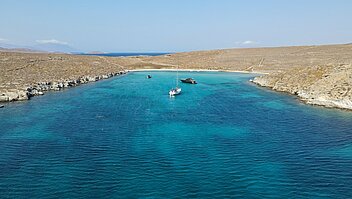 Boot vor Anker bei Mykonos Segelyacht und Motoryacht vor Anker in einer Bucht bei Mykonos
