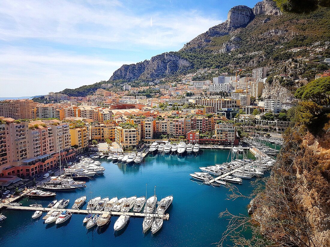 Hafen von Monaco mit Segelyachten und teuren Motorbooten
