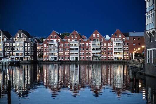 Blick vom Boot auf Hoorn bei Nacht