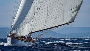 Segelboot bei starkem Wind vor der Côte d'Azur