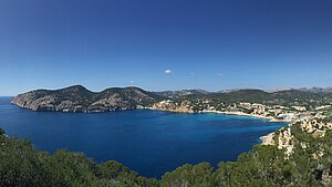 Blick von einer Anhöhe an grün bewachsener Küste der Balearen auf Landzungen und das weite, blaue Meer Blick von einer Anhöhe an grün bewachsener Küste der Balearen auf Landzungen und das weite, blaue Meer