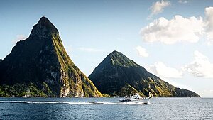 hügelige Küste St Lucias mit traumhaftem Wasser und Yachten hügelige Küste St Lucias mit traumhaftem Wasser und Yachten