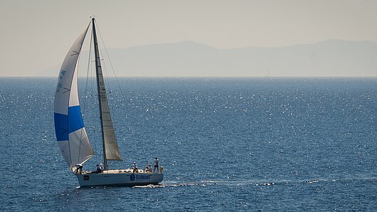 Segelyacht segelt bei mäßigem Wind über die Ägäis