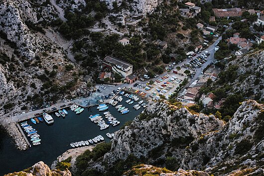Hafen bei Calanque im Segelrevier der Côte d'Azur mit Segelyachten und Motorbooten