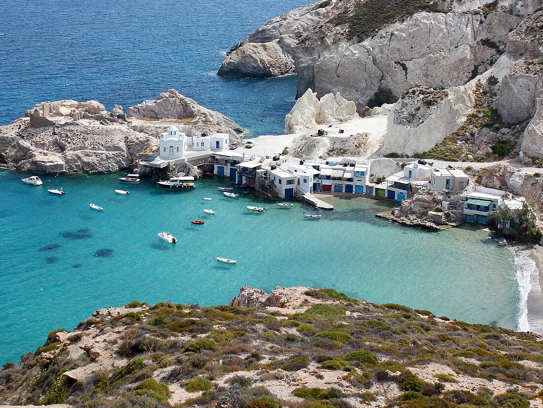 Hafen von Milos mit Segelyachten und türkisblauen Wasser bei sonnigem Wetter