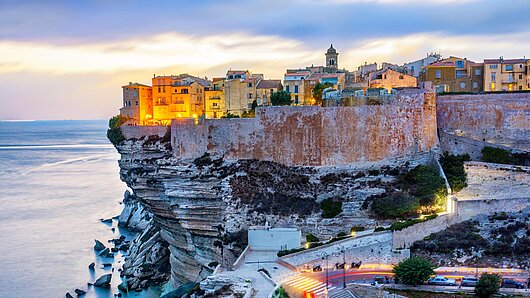 Blick auf die Altstadt Bonifacio an der Küste Korsikas und das Meer bei Abendlicht