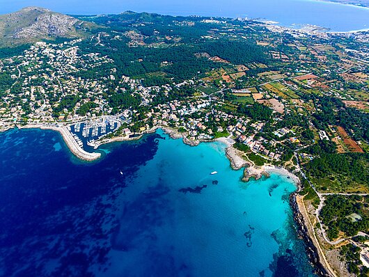 Blick von oben auf grünes Mallorca mit Hafenstädten, das blaue Meer und Yachten Blick von oben auf grünes Mallorca mit Hafenstädten, das blaue Meer und Yachten