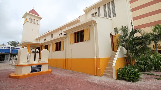 St. Martin Kirche  leuchtende Farben an der Küste St Marteens