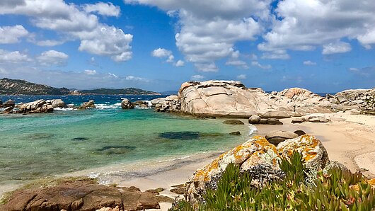 Blick auf die atemberaubende Naturkulisse des La Maddalena Archipels bei schönem Wetter