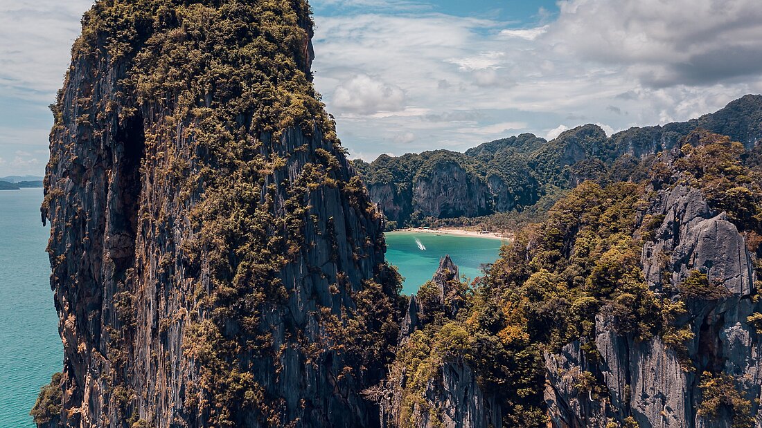 Thailand Bootsurlaub  Felsenlandschaft vor dem Meer an wunderschöner Bucht