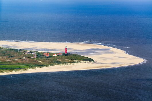 Blick von oben auf Texel beim Wattenmeer umgeben von klarem, blauen Wasser