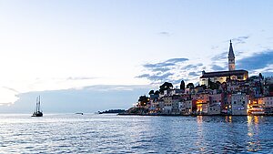 Blick von der Segelyacht auf Boote im Hafen von Rovinj bei Abendsonne