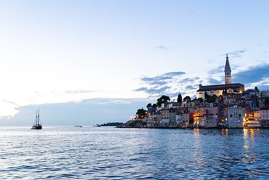 Blick von der Segelyacht auf Boote im Hafen von Rovinj bei Abendsonne