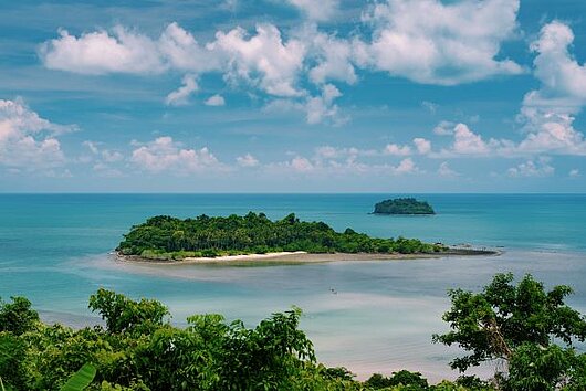 Blick auf paradiesische, grüne Inseln vor Martinique und das türkise, klare Wasser Blick auf paradiesische, grüne Inseln vor Martinique und das türkise, klare Wasser