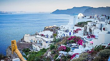 Santorini Weiße Häuser von Santorini über dem weiten Meer