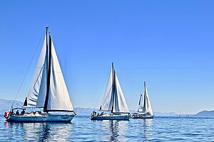 drei weiße Segelyachten im blauen Meer vor Kuba mit Blick auf den Horizont drei weiße Segelyachten im blauen Meer vor Kuba mit Blick auf den Horizont