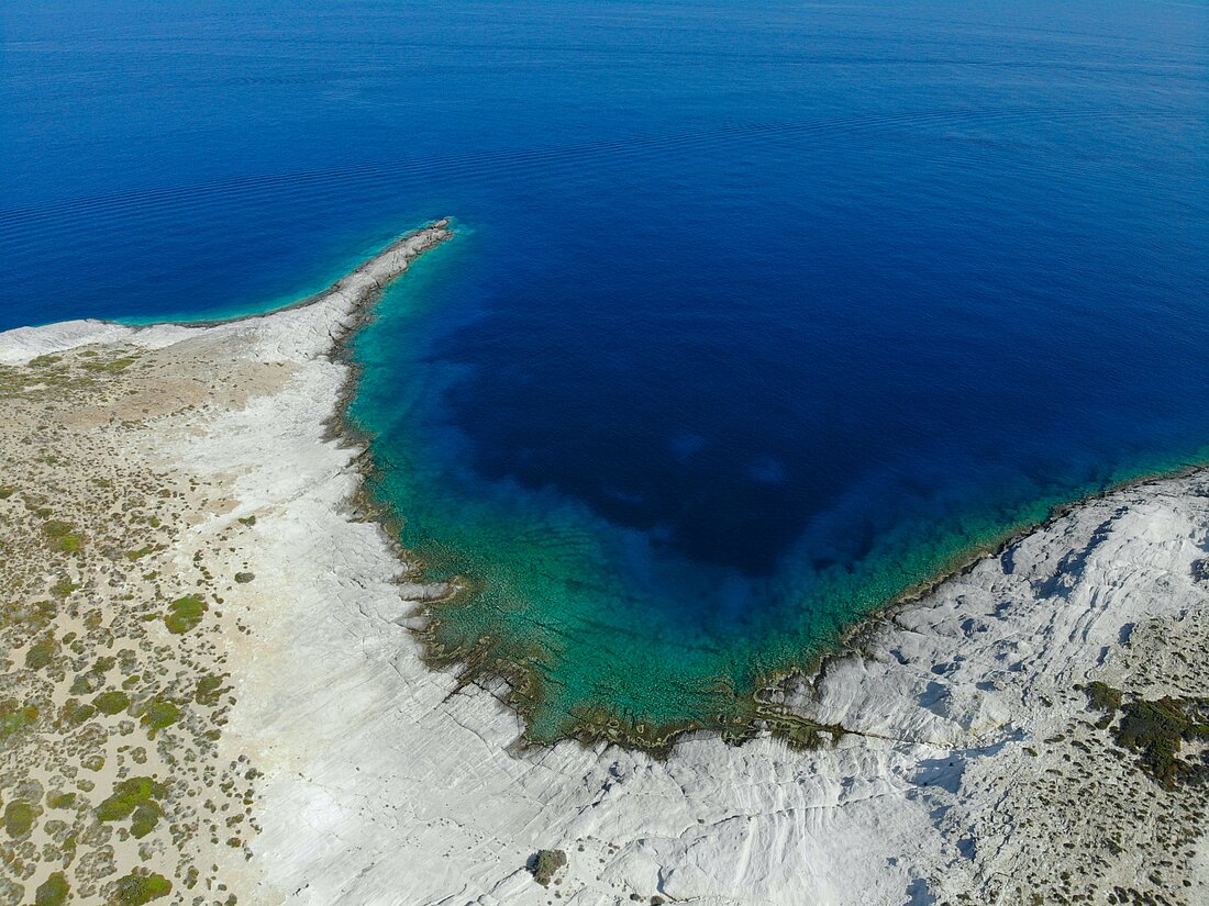 Blick von oben auf Bucht bei Antiparos im Saronischen Golf