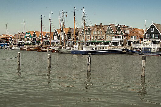 Blick von der Yacht auf traumhaften Hafen von Volendam