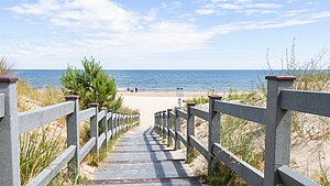 Überweg an den Strand und Blick auf die blaue Ostsee