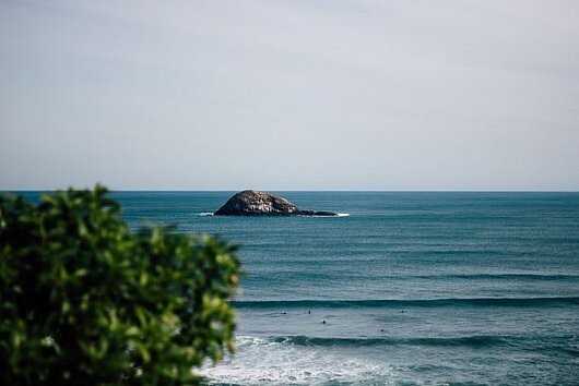 Lineup vor St Lucia mit Surfern in traumhaften Wellen und Blick auf den Horizont Lineup vor St Lucia mit Surfern in traumhaften Wellen und Blick auf den Horizont