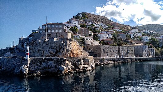 Blick von der Segelyacht auf Steinbuchten vor der Stadt Hydra im Saronischen Golf